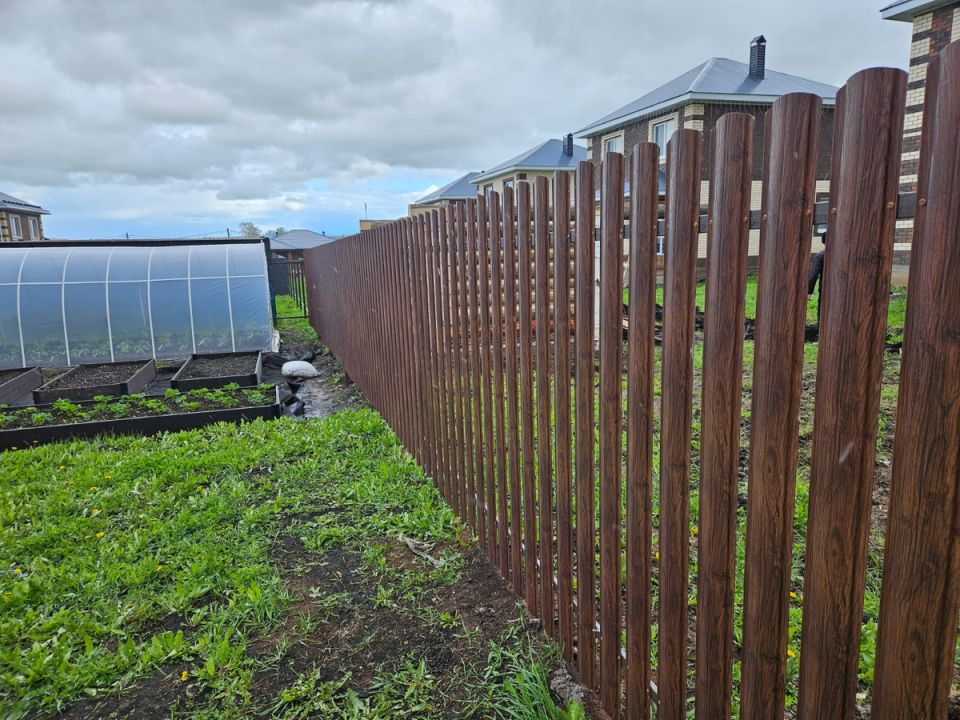 Как забор стал символом дружбы между соседями: быстрая установка и креативные решения