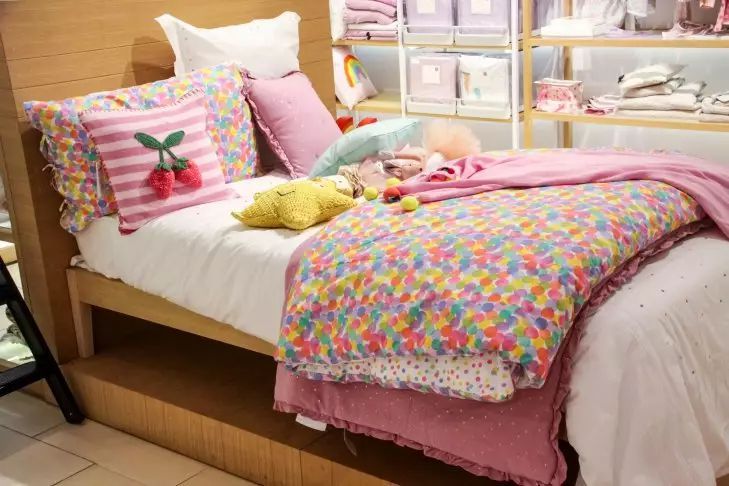 Как постирать одеяло в машинке: режим, температура и что добавить, чтобы не сбился пух