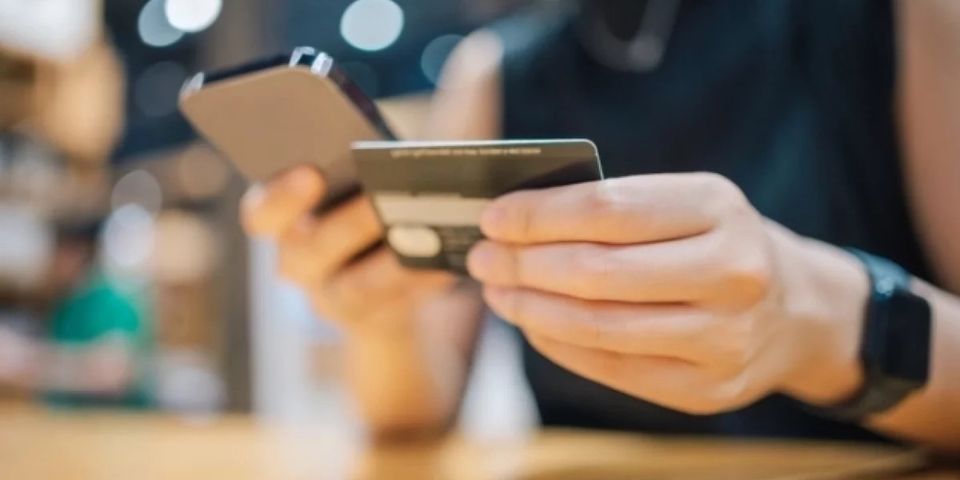 Почему стоит отказаться от перевода денег между картами при крупных покупках