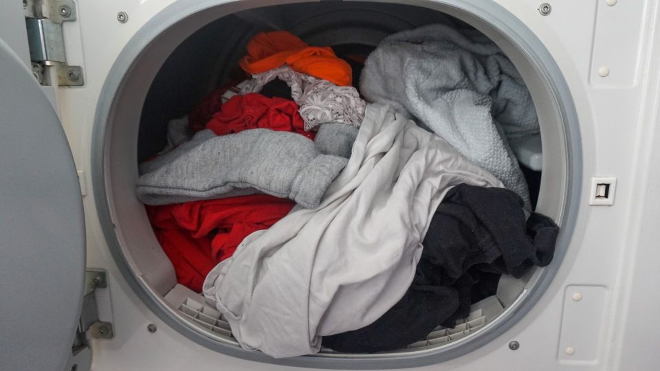 Вот почему вещи неприятно пахнут после стирки: названы три причины