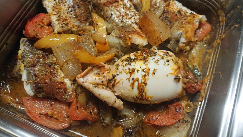 Тонкости приготовления тушеных кальмаров и рыбы на овощной подушке