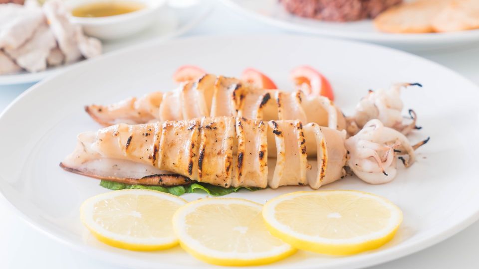 Такой салат с кальмаром оценят даже те, кто не любит морепродукты: нет ничего лишнего