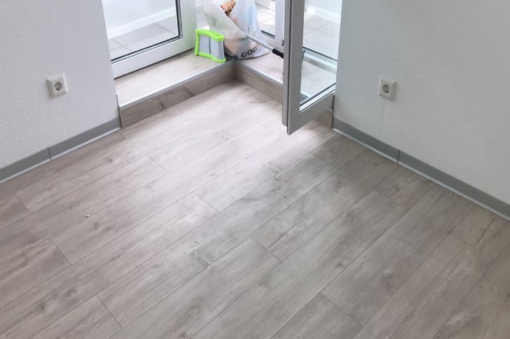 Превратится в пошарпанный пол: 3 грубые ошибки в уходе за ламинатом