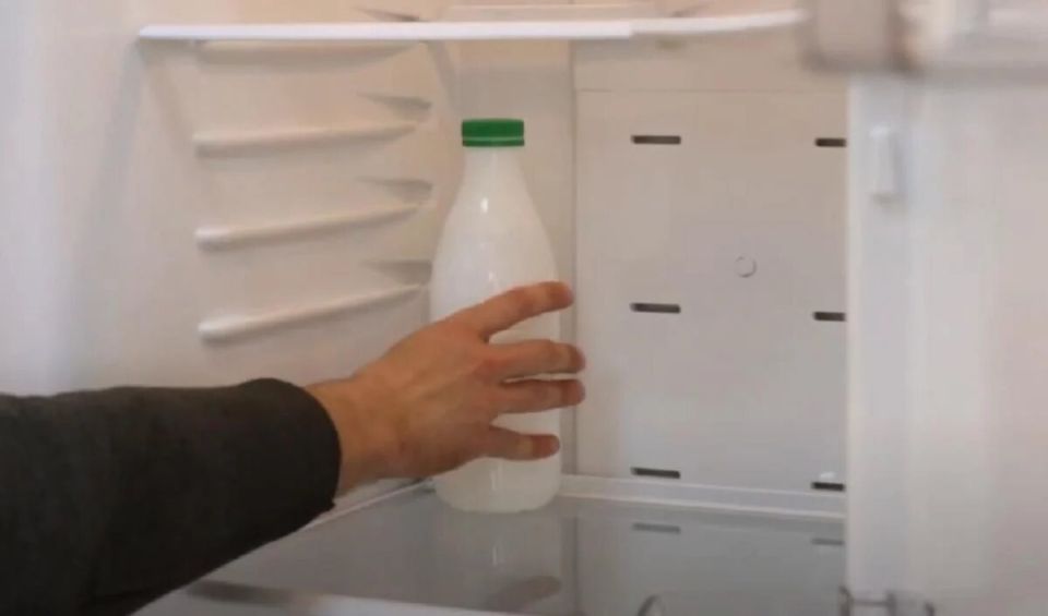 Почему молоко не любит дверцу холодильника: секреты от экспертов