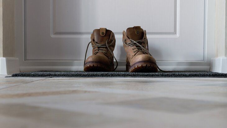 Постоянный риск: обувь в подъезде как причина штрафов