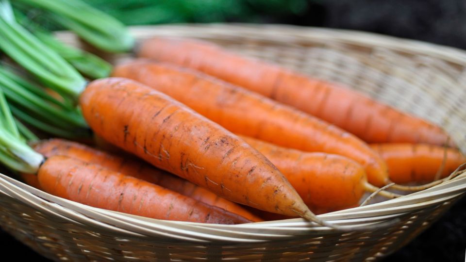 Вот как готовят в ресторанах морковь для салатов: используют трюк с фольгой