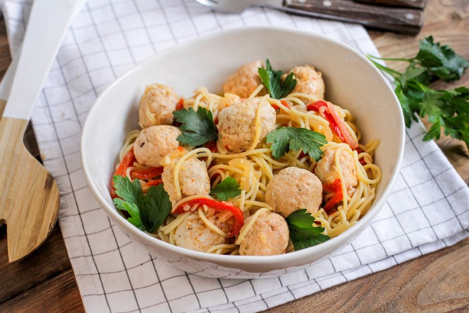 Спагетти с фрикадельками из индейки: простой рецепт с маринованным перцем