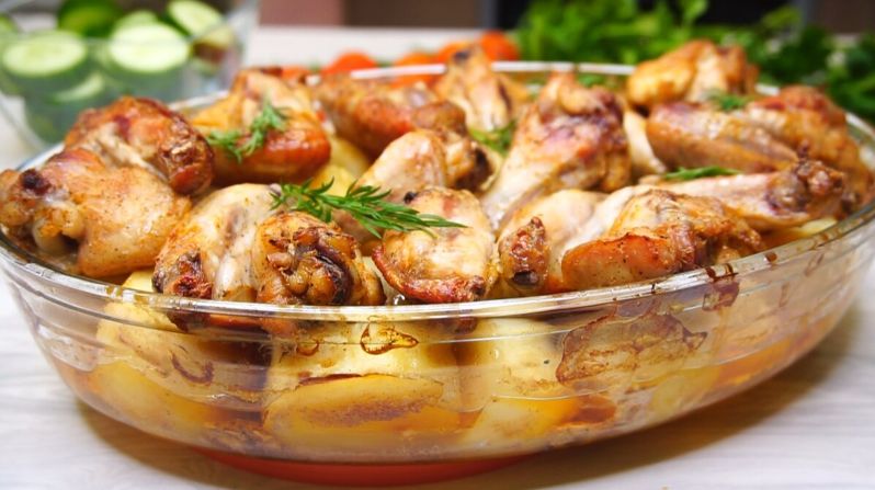 Уютный вечер: как поразить близких сочными крылышками с картошкой