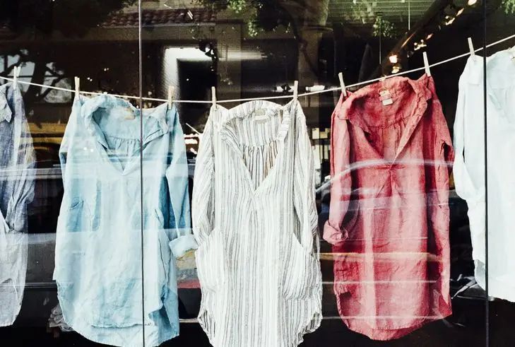 Блогерша показала гениальный способ избавиться от желтых пятен пота на белой одежде