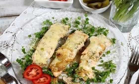 Нежная горбуша в майонезном соусе с сыром — идеальное решение для вечернего ужина