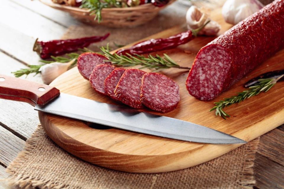 Зачем резать колбасу под углом: секреты кулинарного искусства