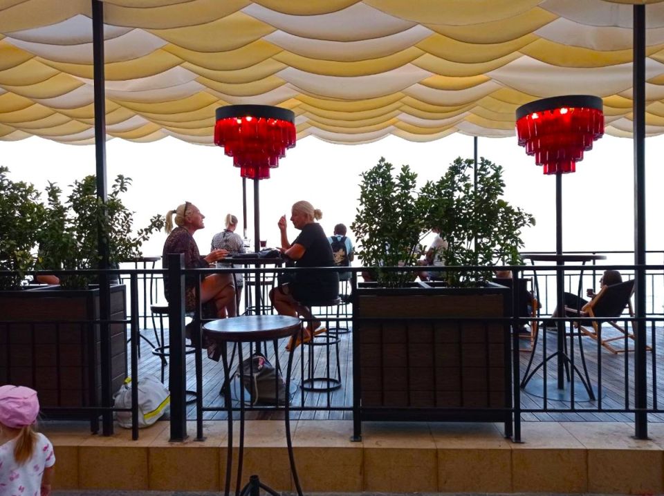 Женщины у моря: красота зрелости в бархатный сезон