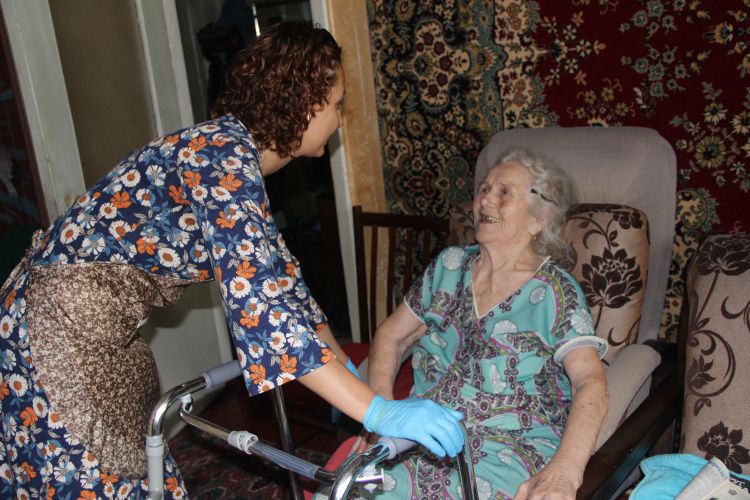 Пожилые люди в России: Новый закон делает уход более человечным