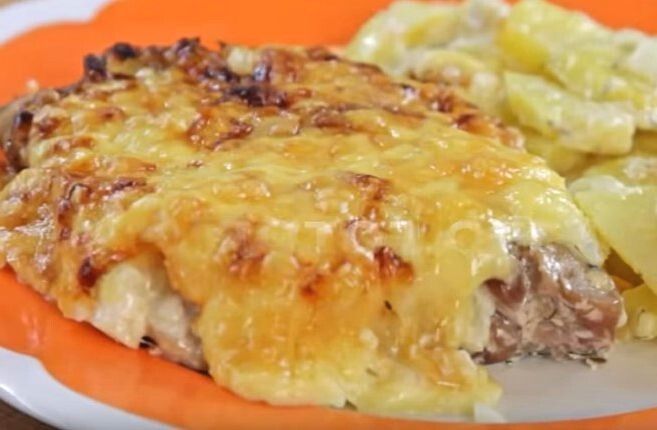 Мясо по-французски из свинины с картофелем: спокойное объяснение вкуса и практики запекания