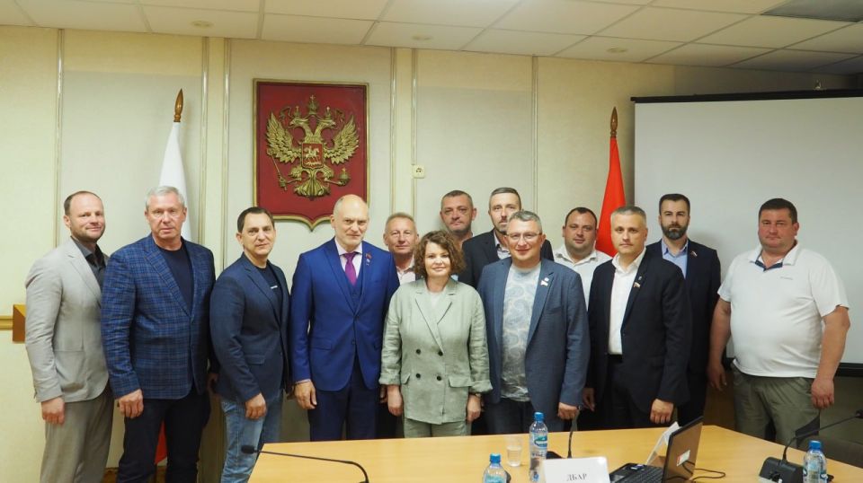 В Брянском городском Совете состоялась рабочая встреча депутатов, ведущих предпринимательскую деятельность, с новым председателем Брянского регионального отделения «ОПОРЫ РОССИИ» Святославом Лосем