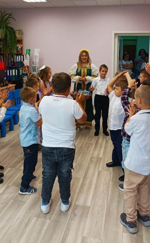 В студии «По дороге в школу» отделения дневного пребывания и реабилитации царила атмосфера радости и предвкушения! Ребята, посещавшие наши занятия, отмечали свой выпускной — «Праздник солнечного лета»