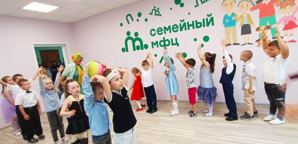 В студии «По дороге в школу» отделения дневного пребывания и реабилитации царила атмосфера радости и предвкушения! Ребята, посещавшие наши занятия, отмечали свой выпускной — «Праздник солнечного лета»