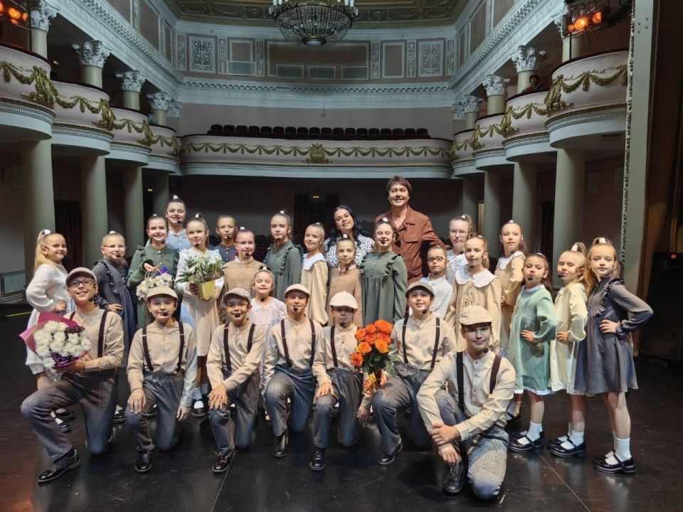В рамках творческого проекта для летних лагерей ГДК железнодорожников «Из интернета — в лето!» состоялась сольная концертная программа Образцового вокально-хореографического ансамбля &quot;Альянс&quot; - &quot;РОДИНА И МЫ - ЕДИНЫ!&quot;