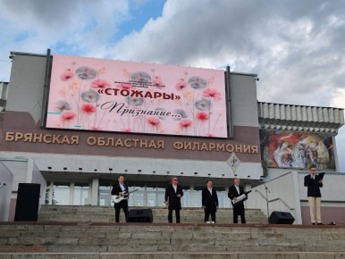 «Музыка на Набережной». Какой же прекрасный вечер ждал посетителей Набережной вчера! В рамках проекта &quot;Музыка на Набережной&quot; выступил легендарный ВИА «Стожары» (худ