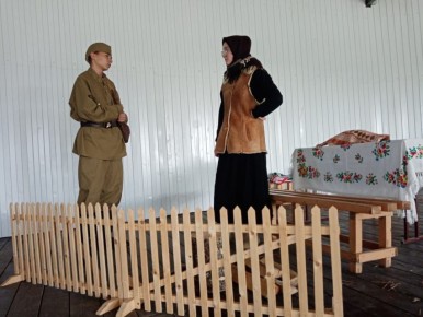В рамках III районного фестиваля театральных коллективов &quot;Родной земле посвящается&quot; 21 июня в парке культуры и отдыха п. Дубровка детский драматический кружок &quot;Улыбка&quot; Рябчинского сельского Дома культуры показал театральную...
