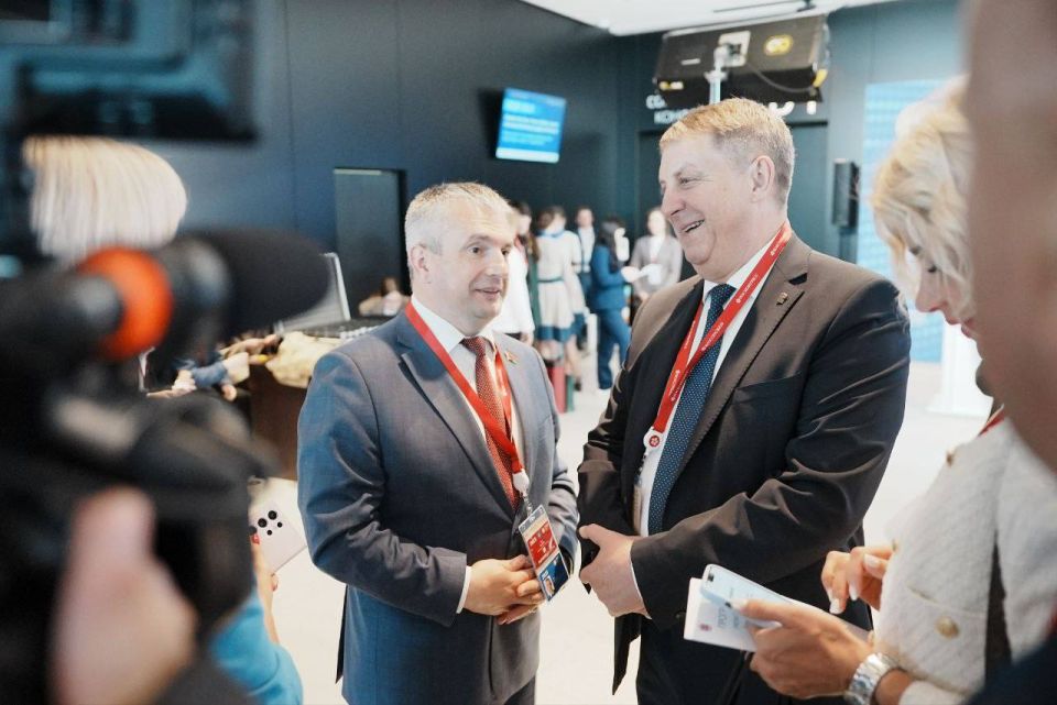 Александр Богомаз: С председателем Гомельского облисполкома Иваном Ивановичем Крупко на полях форума обсудили гуманитарные и экономические связи между Брянской и Гомельской областями