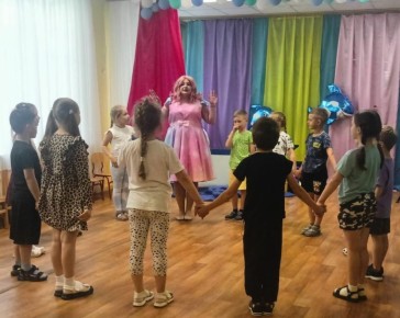Что может быть лучше, чем веселые гости и аниматоры для детей? Вот и в МБДОУ-детский сад №25 «Огонёк» зачастили гости