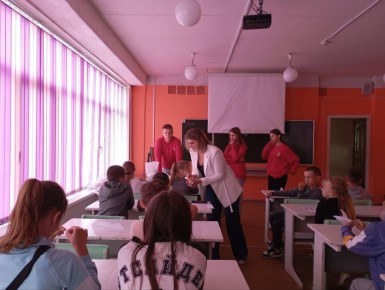 В преддверии Дня памяти и скорби, в летнем лагере МБОУ-СОШ №7 «Солнышко» активисты Движения Первых провели познавательную квест- игру : &quot;Что мы знаем о войне?&quot;
