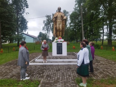 В преддверии трагической даты-День начала Великой Отечественной войны работники Алешинской поселенческой библиотеки, Дома культуры, администрации, детского сада возле обелиска погибшим односельчанам провели час памяти «Тот...