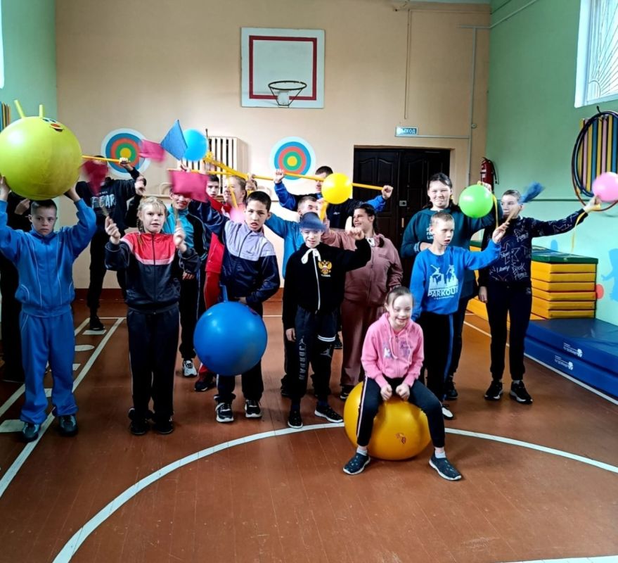Будем вместе мы играть,. Бегать, прыгать и скакать