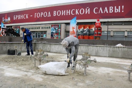 В Брянске продолжается косметический ремонт фонтана на главной площади города