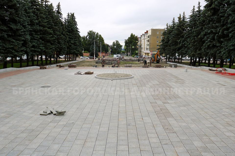 На площади Октябрьской революции уложили 1 000 кв. м гранитной плитки