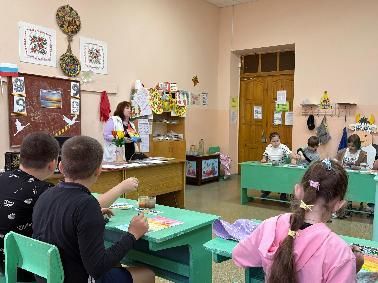 Сегодня воспитанники пришкольного лагеря МБОУ-СОШ№4 посетили Дом детского творчества