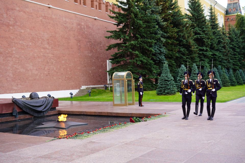 Александр Богомаз: С председателем комитета по физической культуре и спорту Государственной Думы ФС РФ Олегом Васильевичем Матыциным и представителями брянской делегации возложили цветы к главному военному мемориалу страны —...