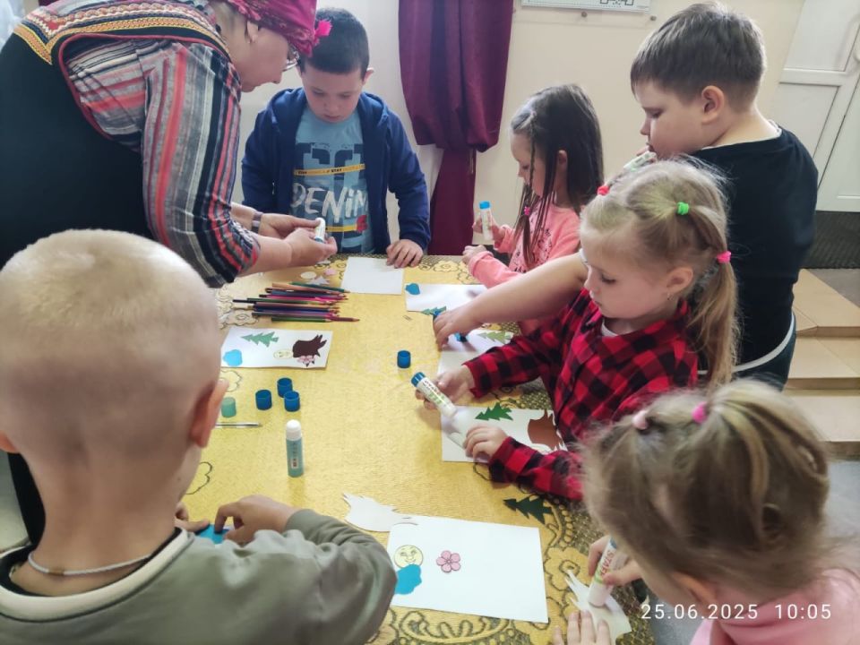 25 июня в районном Доме культуры было шумно и весело! Дети вместе со своими педагогами участвовали в увлекательной квест – игре &quot;По следам русской сказки&quot;, которая проходила на территории Дома культуры