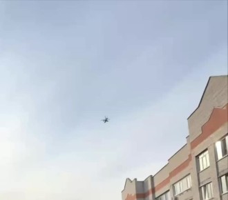 В районе старого аэропорта низко над жилыми домами пролетел вертолет