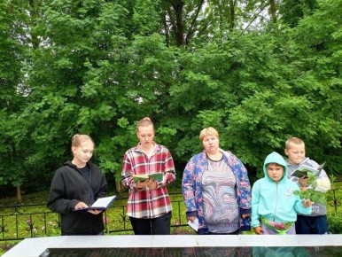 Навсегда увековечена безграничная благодарность советскому народу, героически сражавшемуся в годы Великой Отечественной войны с фашистами: танкистам и летчикам, пехотинцам и артиллеристам, разведчикам и саперам