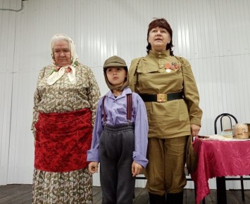 В рамках районного фестиваля театральных коллективов &quot;Родной земле посвящается&quot; 28 июня в парке культуры и отдыха п. Дубровка театральный кружок &quot;Затейник&quot; СП &quot;Алешинский СДК&quot; представил театральную постановку &quot;Мы шли к ...
