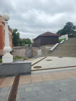 Какие красивые (нет) ларьки появились возле лестницы на бульваре Гагарина в Брянске!