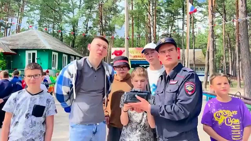 В Брянске полицейские рассказали подросткам об использовании в своей работе беспилотных летательных аппаратов