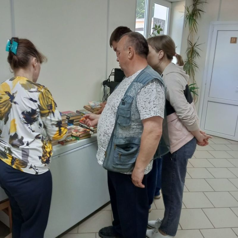 Библиотекари Центральной межпоселенческой библиотеки посетили Дубровскую межрайонную ветеринарную станцию для того, чтобы познакомить с творчеством русской поэтессы, прозаика, переводчицы, журналистки Веры Инбер