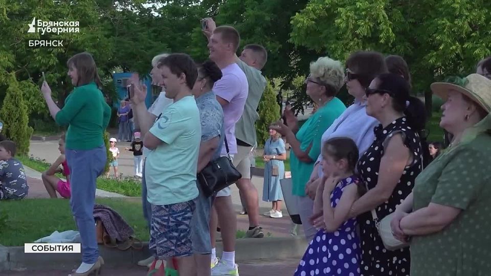 В первый по-настоящему тёплый день лета Славянская площадь была наполнена людьми