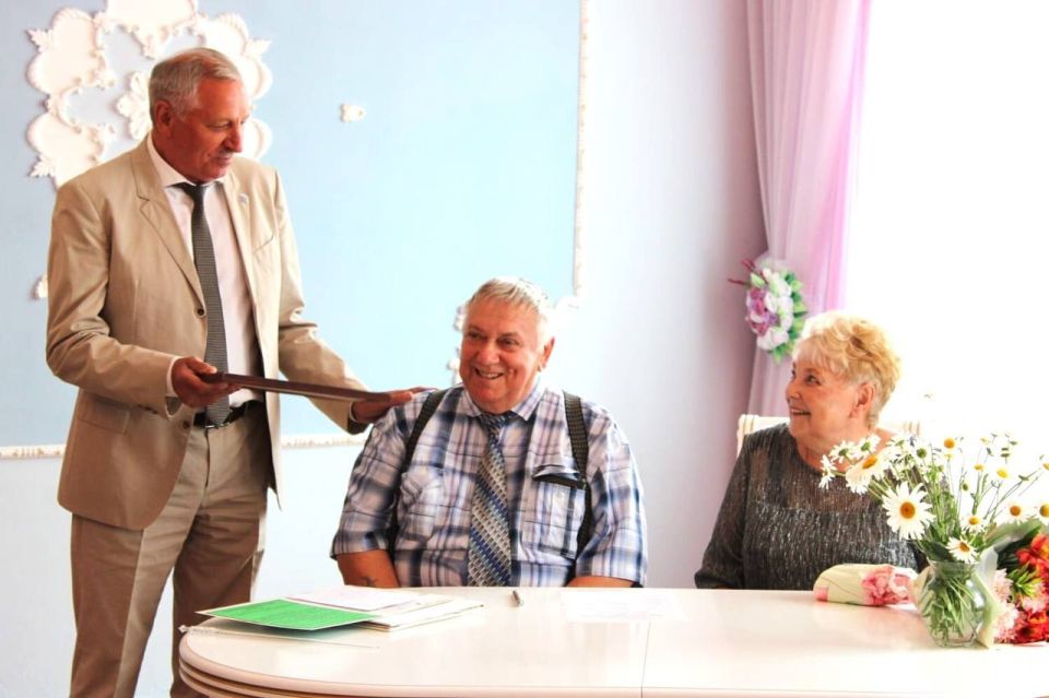 8 июля, в День семьи, любви и верности, установленном в честь святых Петра и Февронии Муромских - покровителей брачных отношений в православии, в отделе ЗАГС Стародубского муниципального округа состоялось чествование...