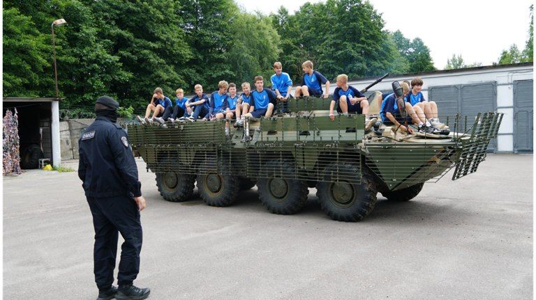 В Брянске росгвардейцы провели день открытых дверей для школьников