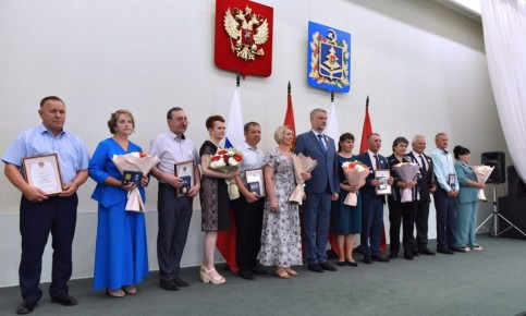 8 июля в Хрустальном зале Правительства Брянской области чествовали семейные пары, прожившие в любви и согласии 25 и более лет, многодетные пары, семьи, воспитавшие настоящих защитников Родины, и те, кто смог подарить свою...