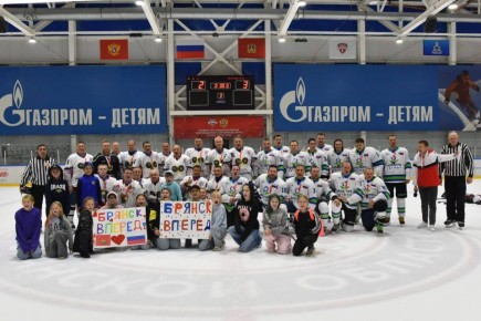 Александр Богомаз: Большой праздник поля продолжился праздником спорта — на ледовой арене сразились с командой «ФосАгро-Регион» Министерства сельского хозяйства Российской Федерации