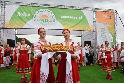 В селе Кокино Выгоничского района Брянской области открылась 16-я агропромышленная выставка – демонстрация «День поля», в котором принял участие образцовый хореографический ансамбль «Солнышко» МБУК «Городской Дворец культуры...