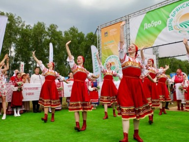 «День Брянского поля-2025» проходит уже в 16-й раз! 11 и 12 июля на базе БГАУ в п.Кокино Выгоничского района представлены не только достижения СХ Брянщины, но и продукция белорусских предприятий