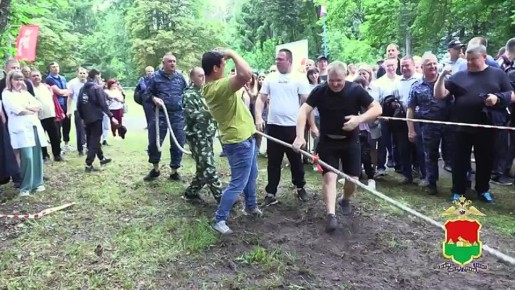 В Брянске полицейские провели традиционный летний спортивный праздник, приуроченный к 81-й годовщине образования регионального Управления МВД России