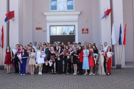 На торжественной церемонии чествовали лучших учеников, лучших учителей Брянского района!