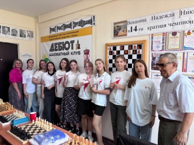 В преддверии Международного дня шахмат, активисты Движения посетили шахматно - шашечный клуб &quot;Дебют&quot;, руководителем которого является Николай Трифонович Гапонов, председатель Клинцовского Общества Слепых, чемпион России по...